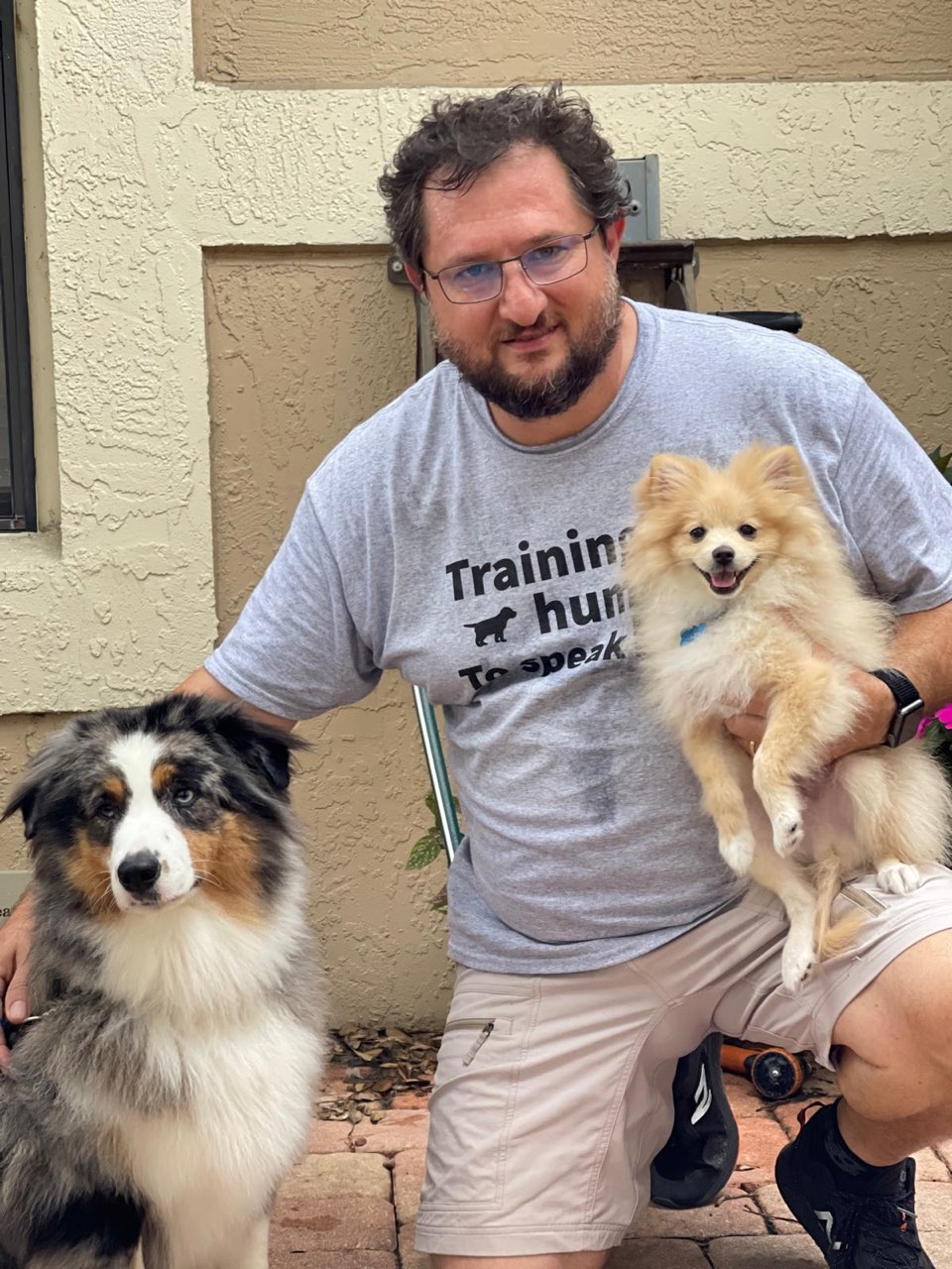 Emerson Spina, adestrador em Orlando, com um pastor australiano e um lulu da pomerânia