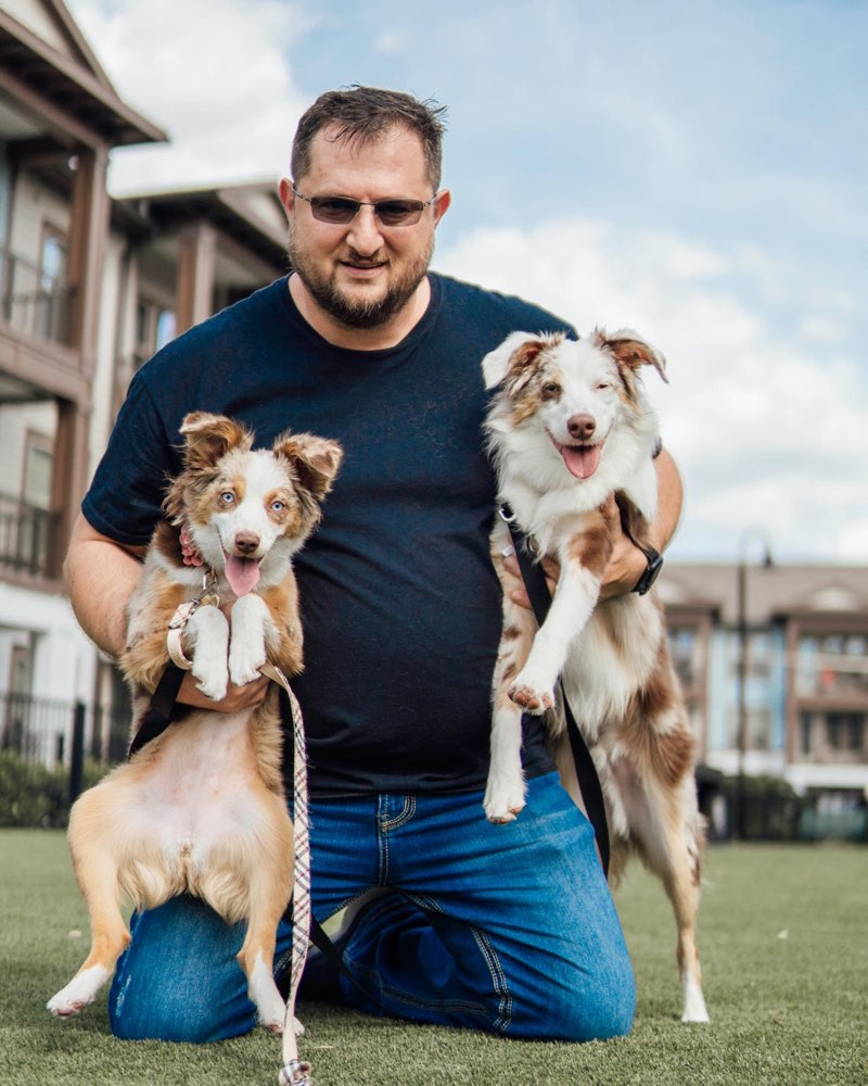 Emerson Spina com dois cães, atendendo em Orlando
