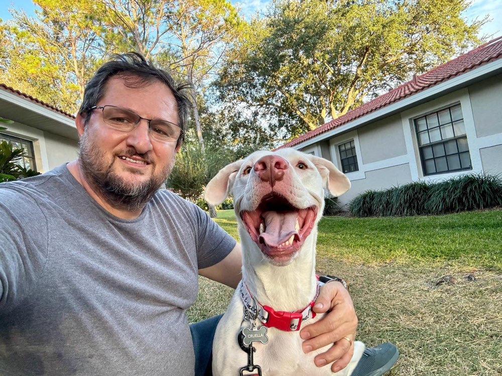 Cão solto e confiante ao lado do Emerson depois do processo